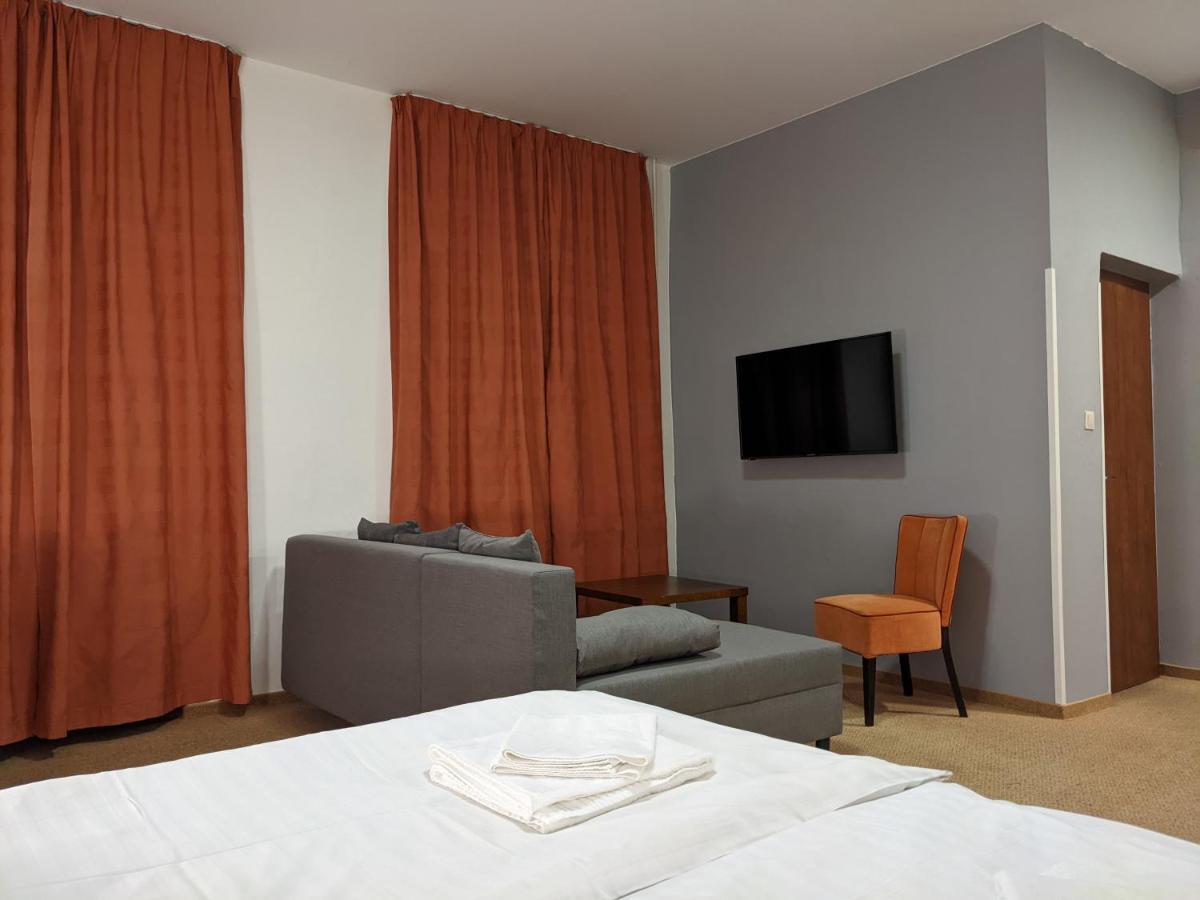 Garni Hotel Cosmopolitan Senec Exterior photo