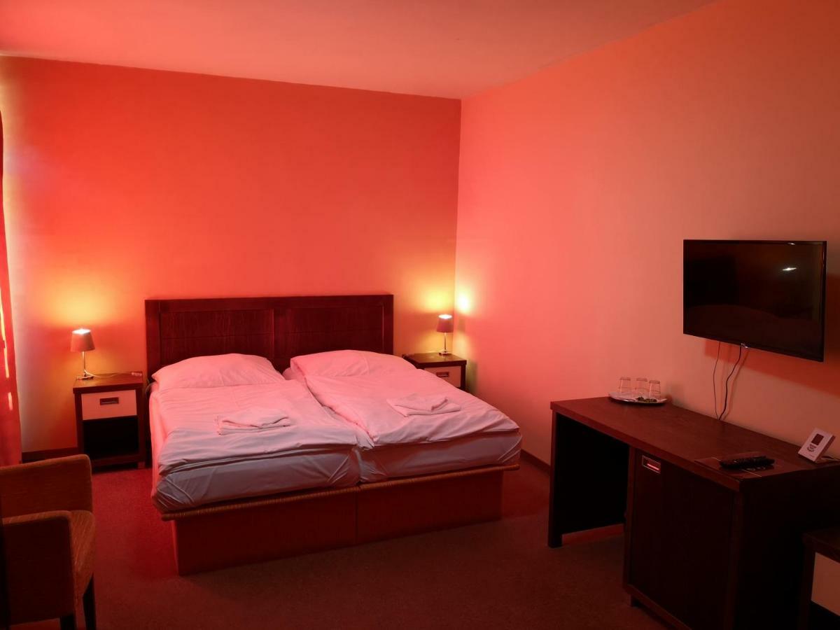Garni Hotel Cosmopolitan Senec Exterior photo