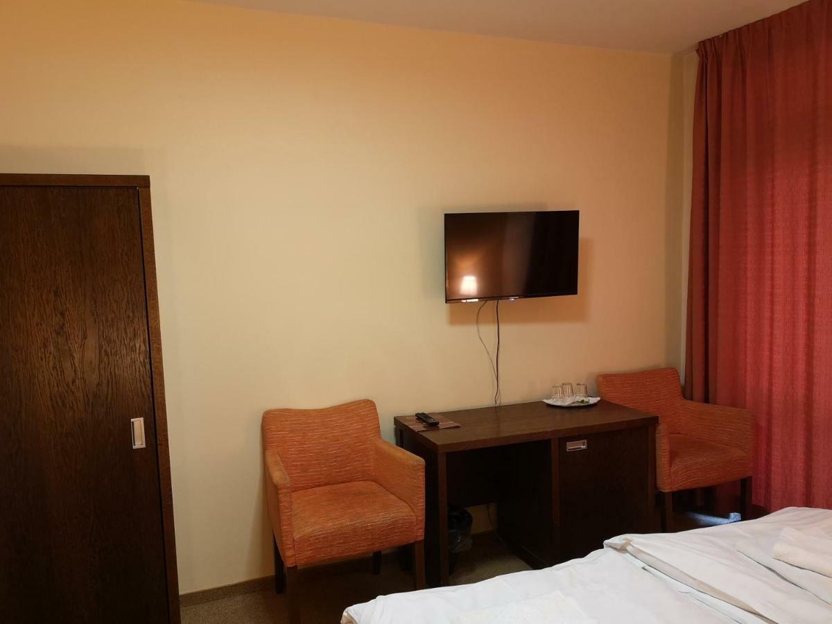 Garni Hotel Cosmopolitan Senec Exterior photo